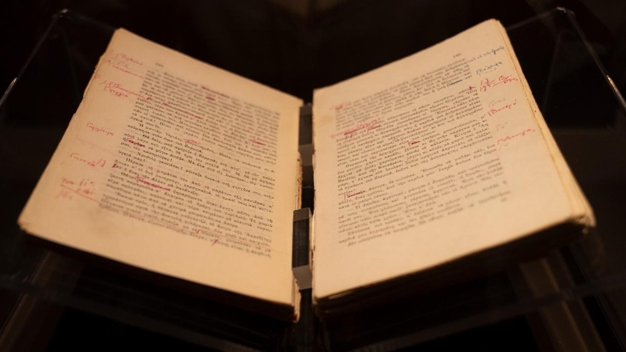 《希臘人左巴》初印后，卡贊扎基斯的修改批注。人民網(wǎng)記者 葛泰佚攝