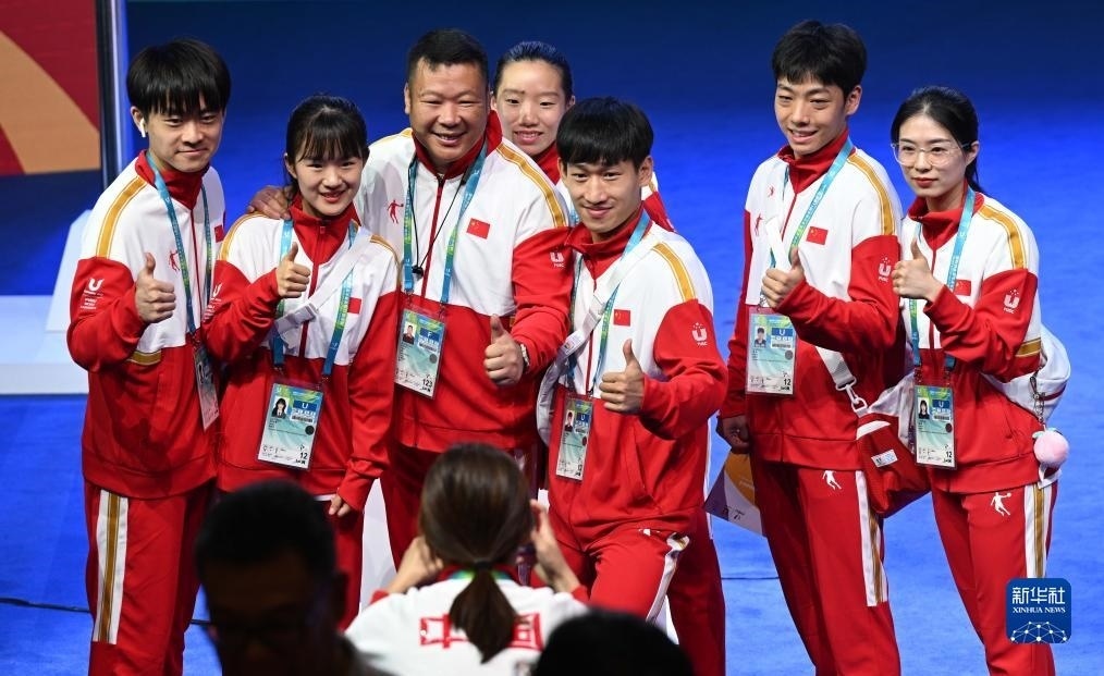 7月22日，中國(guó)代表團(tuán)部分成員在歡迎儀式后合影。新華社記者 王曦 攝