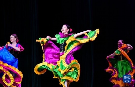 7月21日，哈薩克斯坦薩爾塔納國家舞蹈團(tuán)的演員在演出。