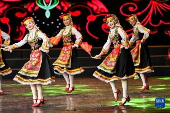 7月21日，哈薩克斯坦薩爾塔納國家舞蹈團(tuán)的演員在演出。