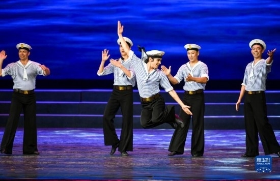 7月21日，哈薩克斯坦薩爾塔納國家舞蹈團(tuán)的演員在演出。