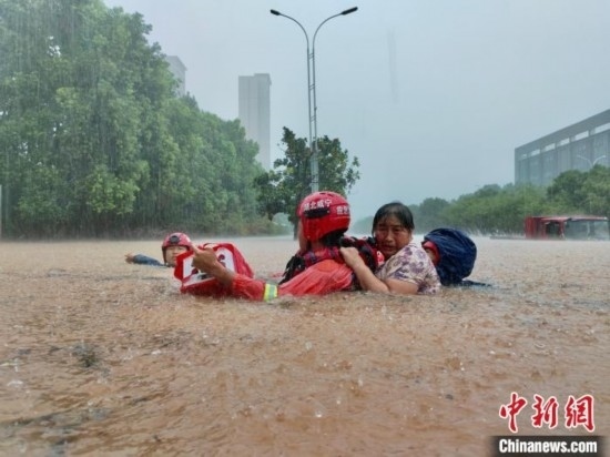 湖北咸寧暴雨引發(fā)內(nèi)澇， 消防營(yíng)救民眾 朱燕林 攝