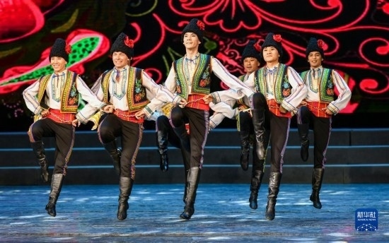 7月21日，哈薩克斯坦薩爾塔納國家舞蹈團(tuán)的演員在演出。