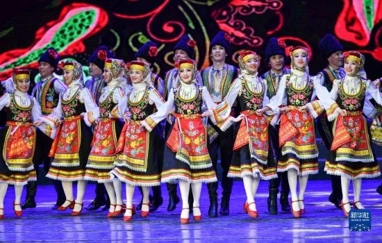 7月21日，哈薩克斯坦薩爾塔納國家舞蹈團(tuán)的演員在演出。