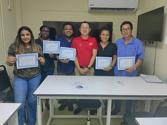 醫(yī)療隊成員與部分學(xué)員合影。第18期援圭亞那醫(yī)療隊供圖