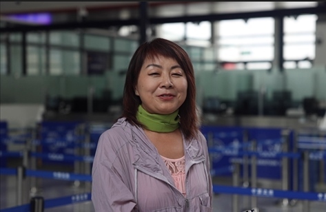 7月22日，曾經(jīng)在老撾瑯勃拉邦工作過3年的加拿大華僑孫月玲乘坐中老鐵路國際旅客列車從中國出境。衛(wèi)海林 攝