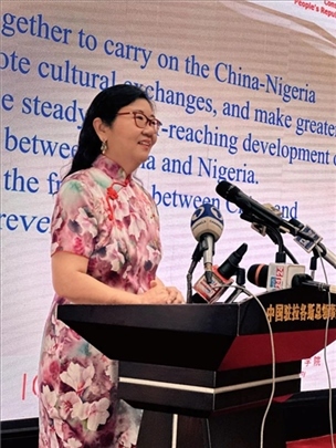 中國駐拉各斯總領(lǐng)館總領(lǐng)事嚴(yán)宇清致辭。駐拉各斯總領(lǐng)館供圖