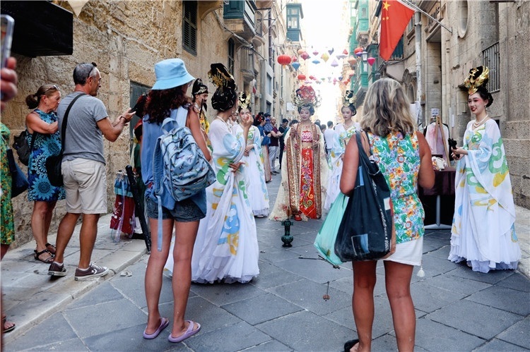 圖為花燈點(diǎn)亮儀式現(xiàn)場(chǎng)。 馬耳他中國(guó)文化中心供圖