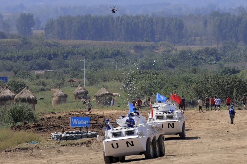 ↑2021年9月15日，在“共同命運-2021”國際維和實兵演習綜合演練中，維和分隊采用無人機拋撒傳單宣傳和平理念。新華社記者 劉芳 攝