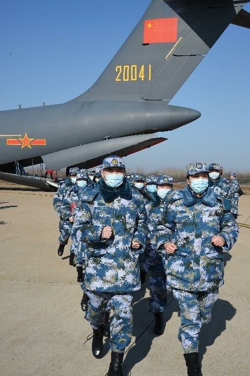 ↑2020年2月17日，一批軍隊支援湖北醫(yī)療隊員抵達武漢天河機場。新華社記者 黎云 攝