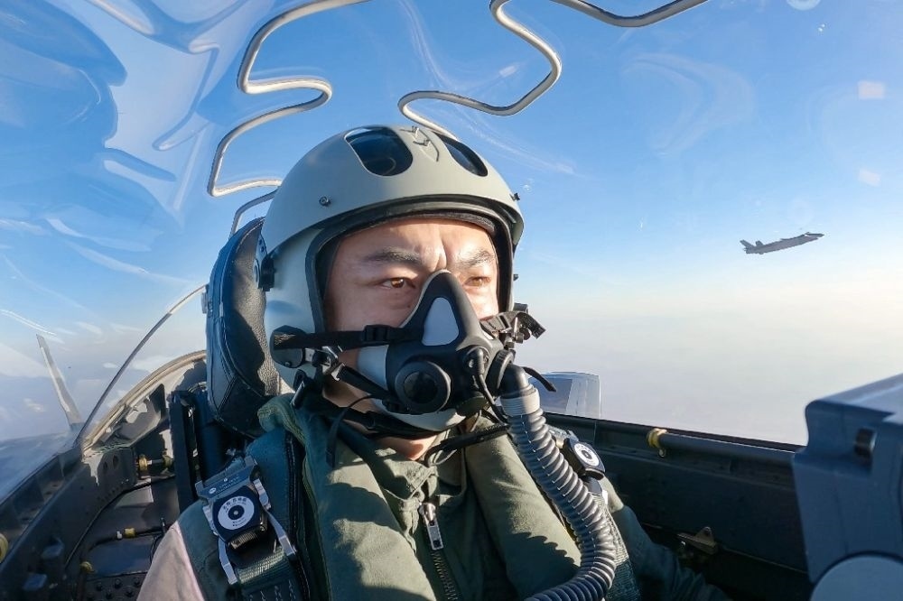 ↑全國人大代表、“強軍先鋒飛行大隊”大隊長高中強進行編隊飛行訓練（2023年2月9日攝）。新華社發(fā)（姜皓元 攝）