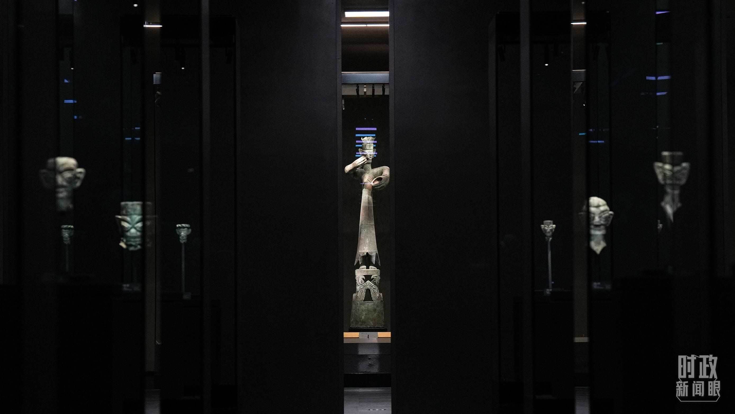 △三星堆出土的青銅大立人像。（總臺國廣記者李晉拍攝）