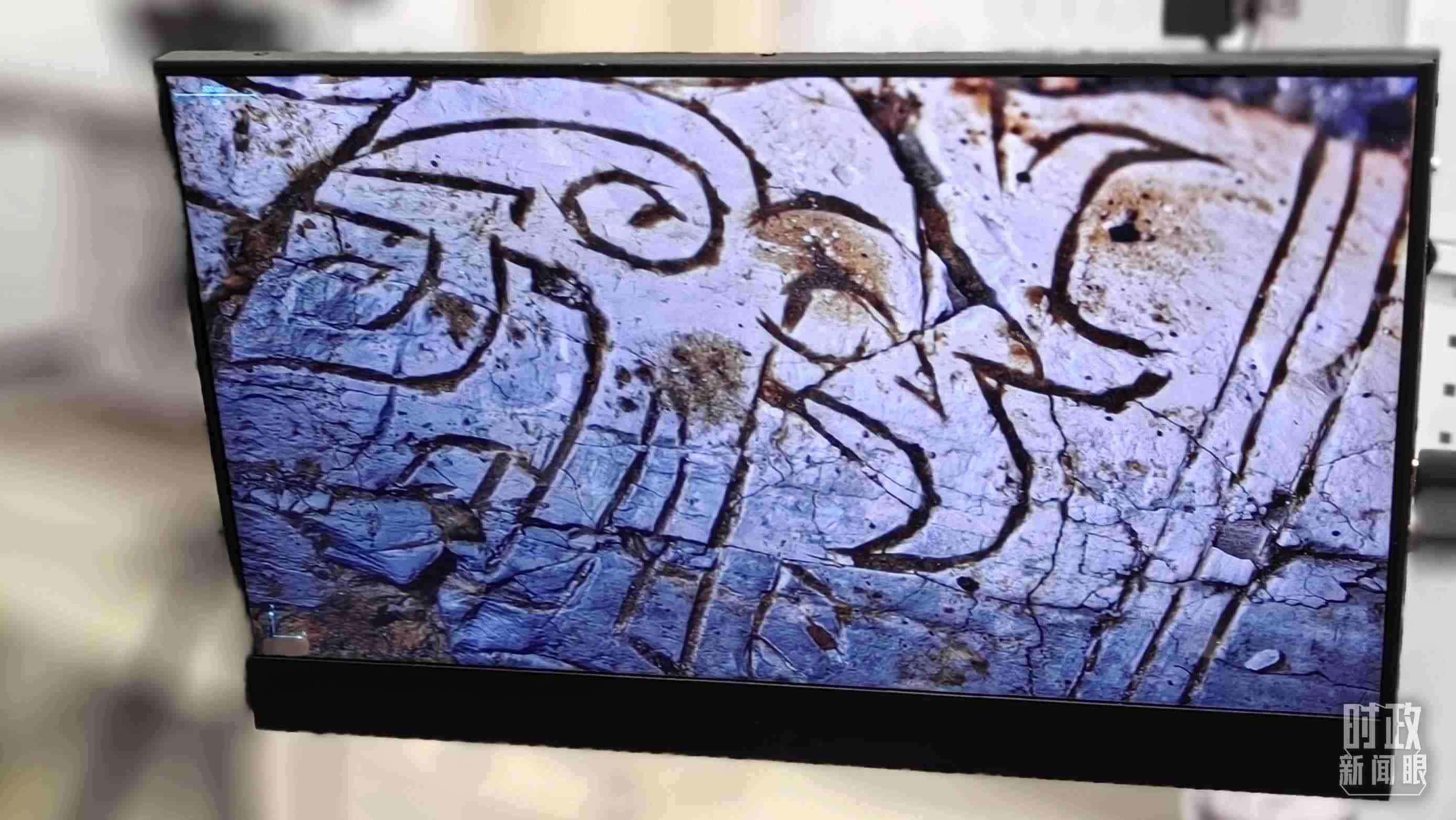 △顯微鏡下，三星堆文物的紋路清晰可見。（總臺央視記者王萌萌拍攝）