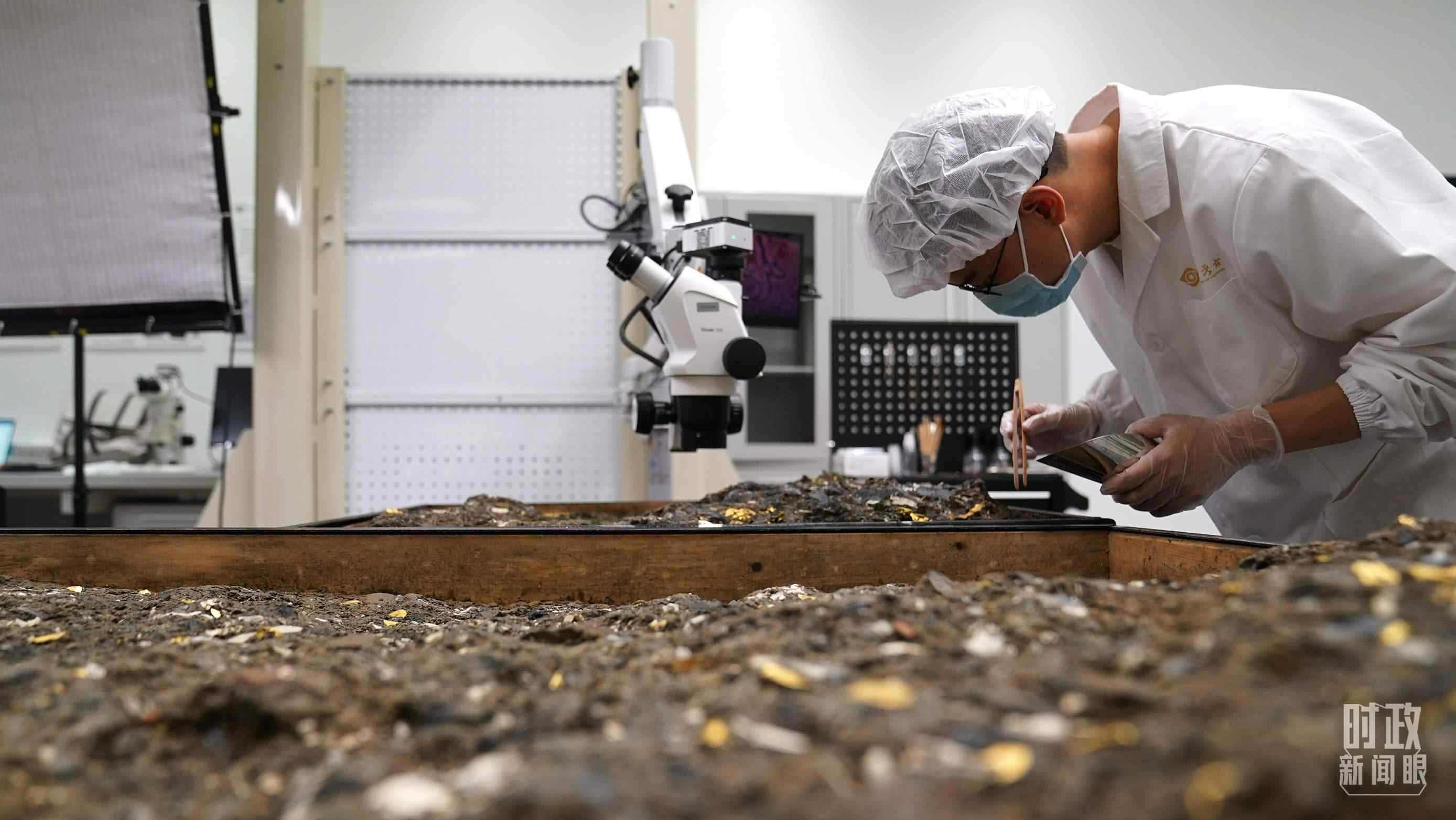 △工作中的三星堆文保人員。（總臺國廣記者李晉拍攝）