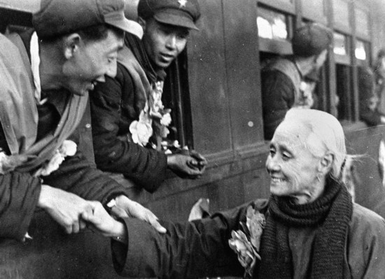 全國的鐵路工人們，一批批地志愿前往朝鮮前線工作，這是隴海路的鐵路工人魏志杰在臨行時和他母親告別的情形。新華社發(fā)（資料照片）