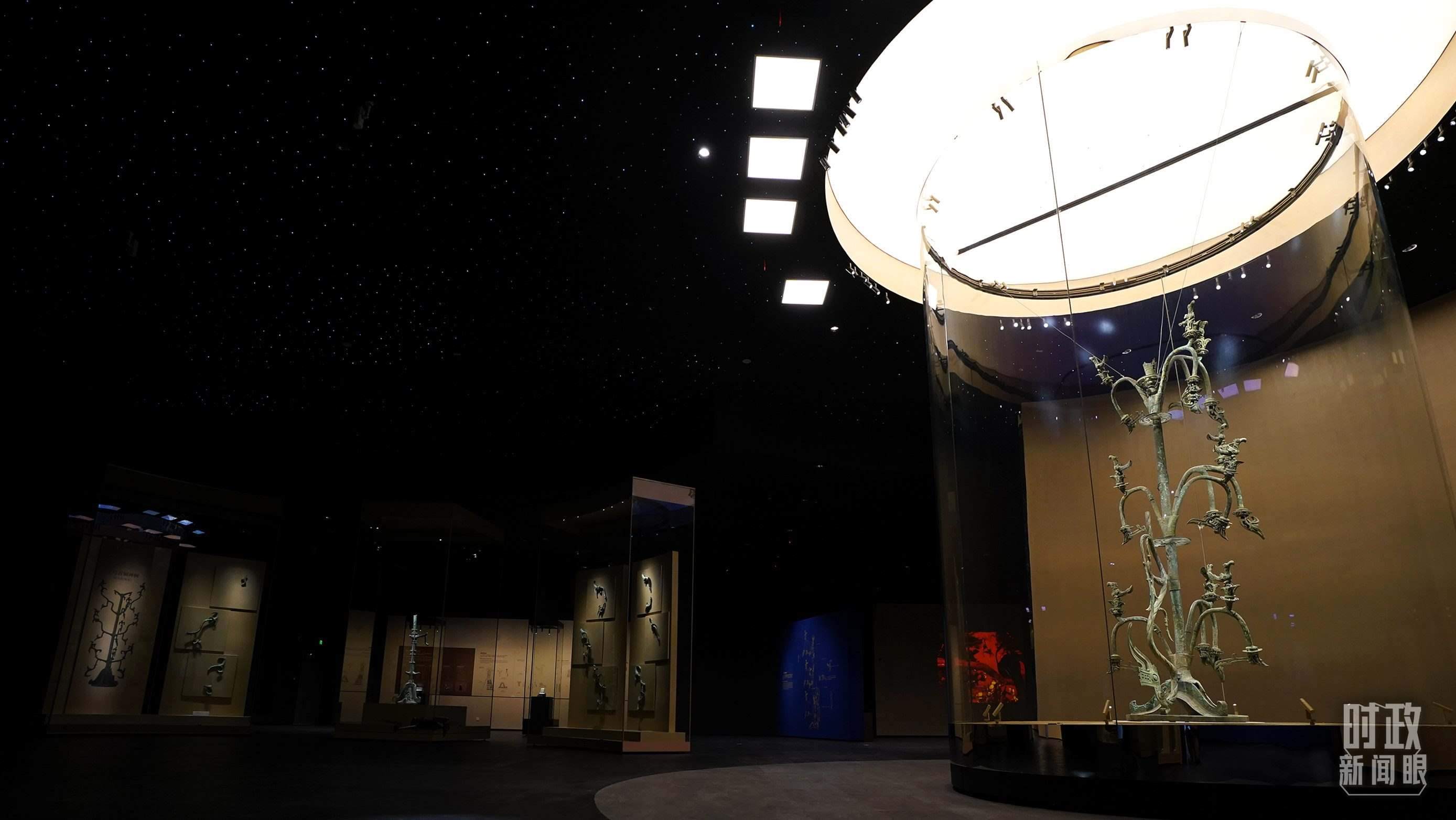 △三星堆出土的青銅神樹。（總臺國廣記者李晉拍攝）