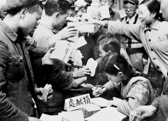 全國各地工商界踴躍捐獻款項，支援志愿軍。這是重慶市工商業(yè)者捐獻的情形。新華社發(fā)（資料照片）