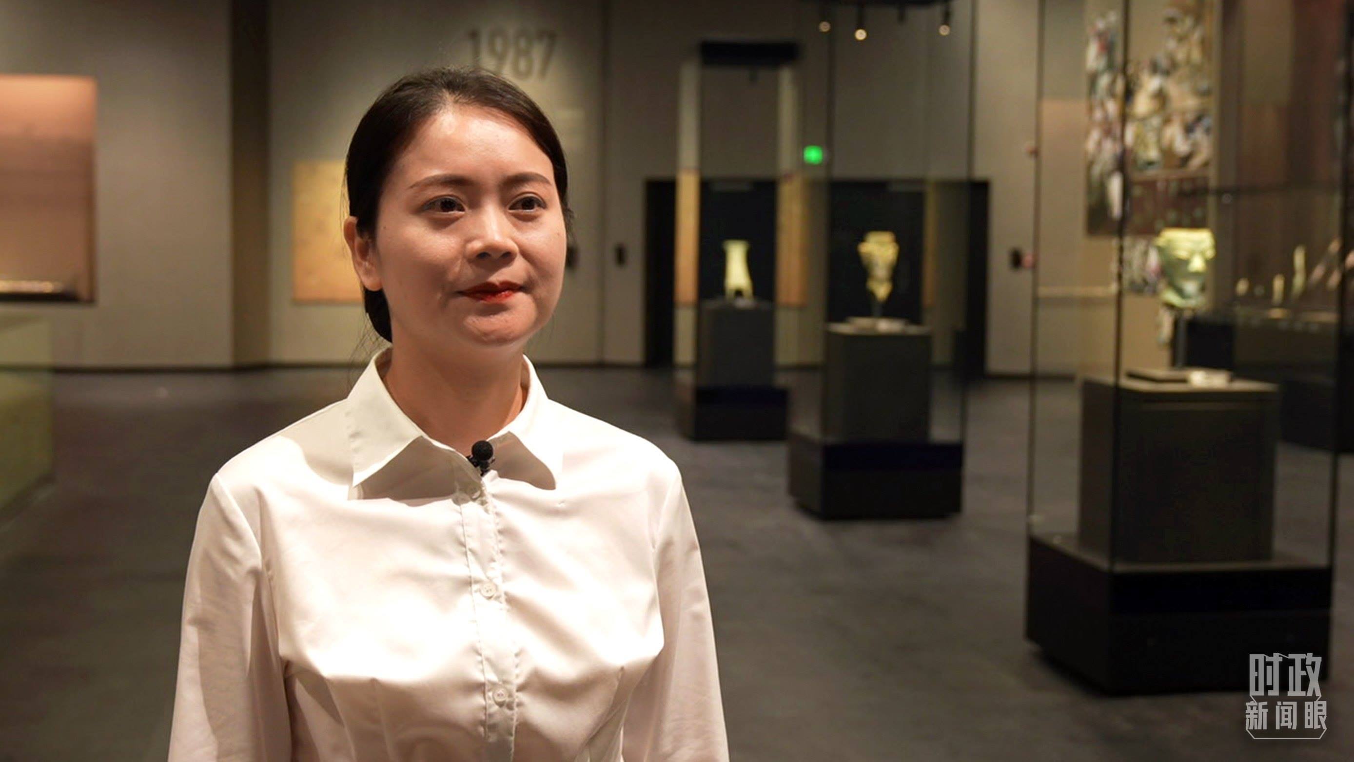 △當天現(xiàn)場負責講解的三星堆博物館公眾服務(wù)部程靜。（總臺央廣記者馬喆拍攝）