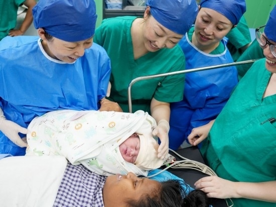 中國海軍“和平方舟”號醫(yī)院船在基里巴斯為29歲的塔拉瓦居民德阿瑞接生了一名“和平寶寶”（2023年7月16日攝）。新華社發(fā)（劉偉 攝）