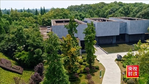 △2021年正式投入使用的三星堆文物保護修復(fù)館，堅持保護修復(fù)與考古研究同步進行，館內(nèi)分文保工作區(qū)和參觀區(qū)。