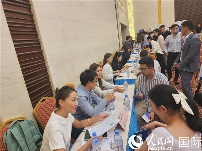 圖為中企代表與哈留華畢業(yè)生現(xiàn)場(chǎng)交流。人民網(wǎng)記者 李強(qiáng)攝