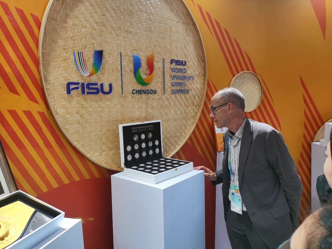 國際大體聯(lián)代理主席雷諾·艾德參觀大運會特許商品。 人民網(wǎng)記者 楊磊攝