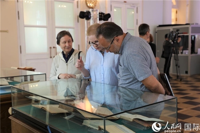 中俄圖書館論壇嘉賓共同參觀由俄羅斯國立列寧圖書館舉辦的館藏中國古籍善本圖書展。人民網(wǎng)記者 隋鑫攝