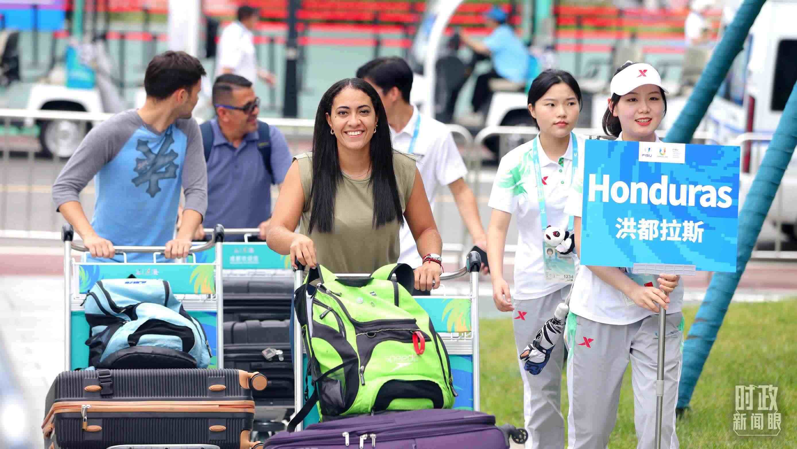 各國(guó)代表團(tuán)成員相繼抵達(dá)成都大運(yùn)村。（總臺(tái)央視記者魏幫軍拍攝）