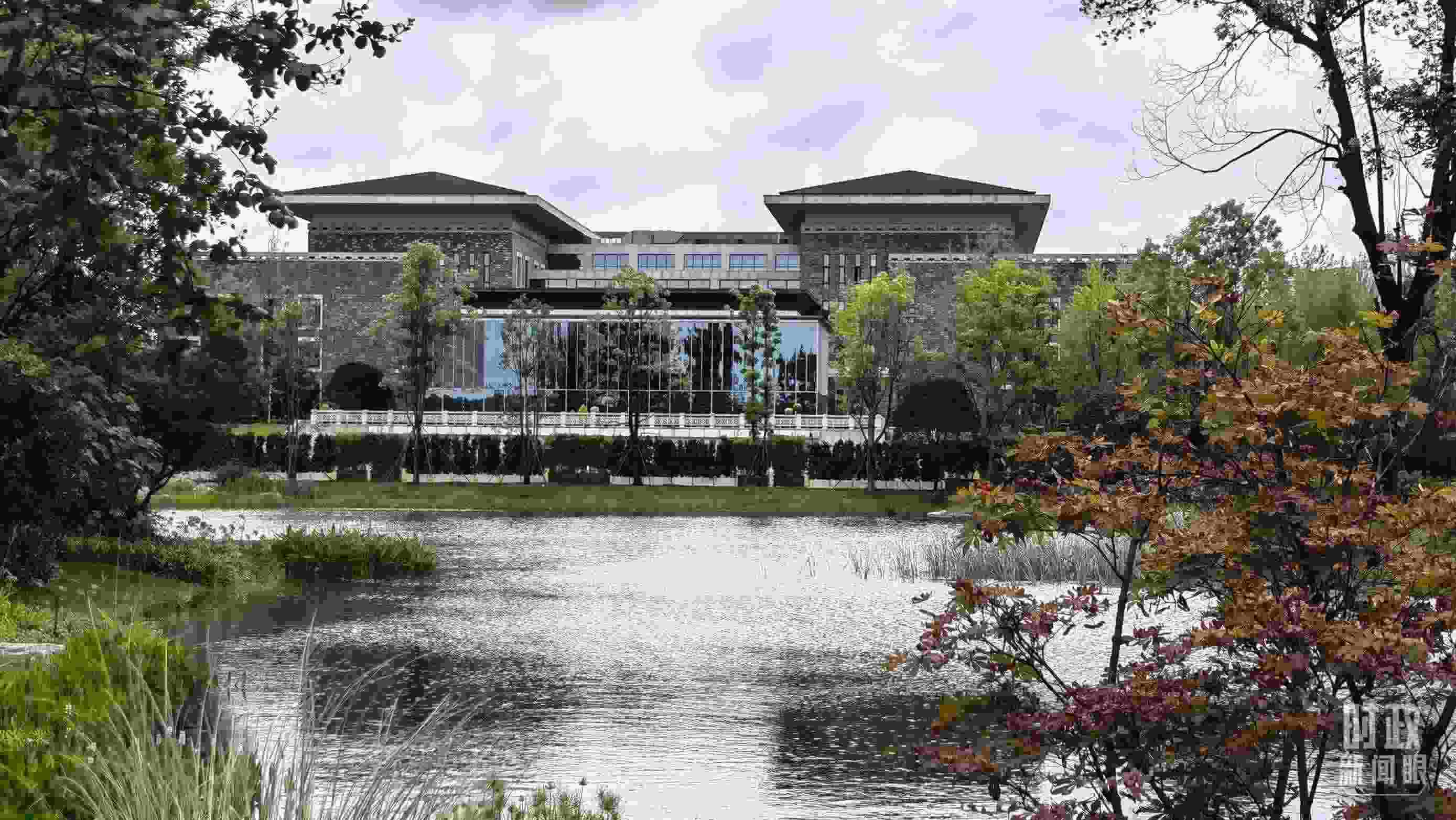 當(dāng)天，中印尼兩國(guó)元首在“錦蓉莊”舉行會(huì)見(jiàn)。（總臺(tái)央視記者韓銳拍攝）