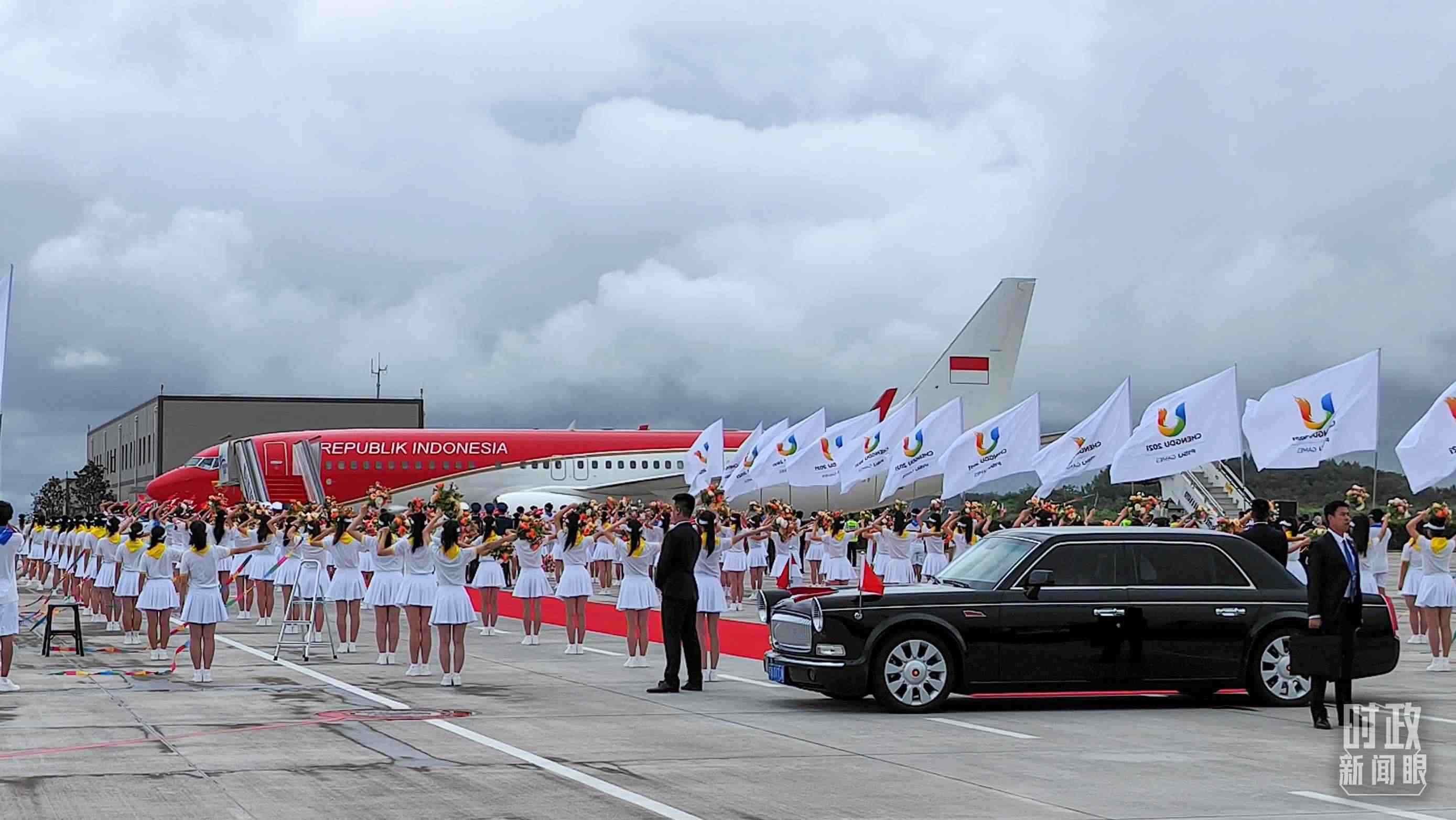 7月27日下午，印尼總統(tǒng)佐科抵達(dá)成都。（總臺(tái)央視記者王子杭拍攝）