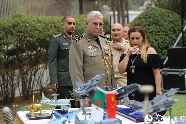 圖為與會(huì)嘉賓參觀招待會(huì)設(shè)置的武器裝備模型展臺(tái)。人民網(wǎng)記者 王傳寶攝