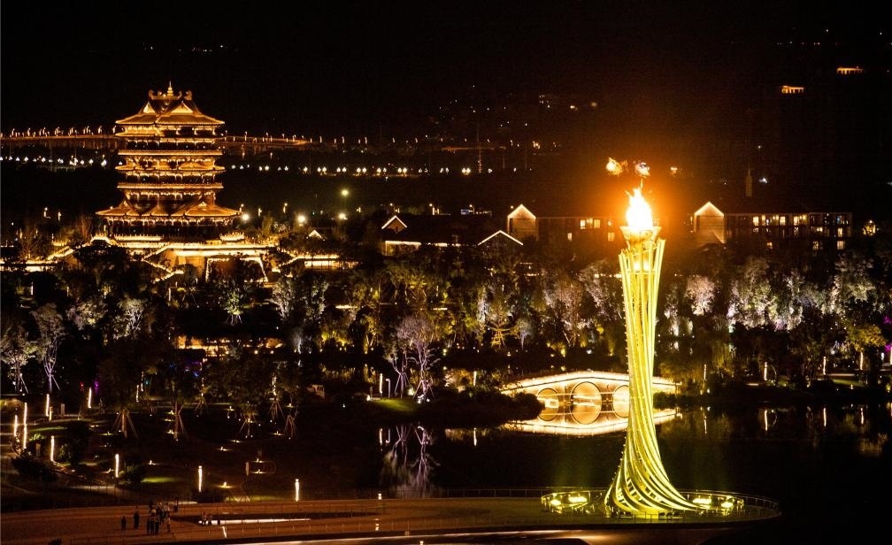 這是7月28日拍攝的成都大運(yùn)會主火炬。新華社記者曹祎銘攝