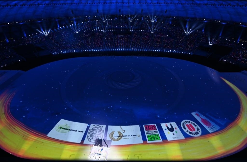 7月28日，國際大學(xué)生體育聯(lián)合會會旗在開幕式上入場。新華社記者劉磊攝