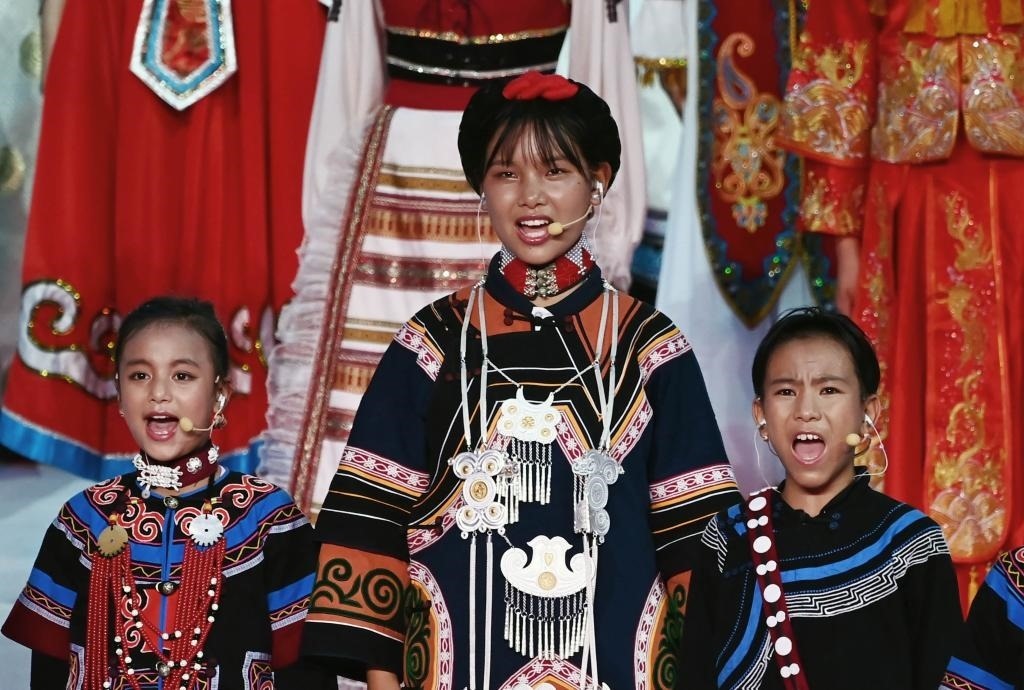 7月28日，吉好有果（中）在開幕式上表演。新華社記者陳澤國攝