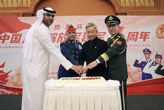 圖為招待會(huì)上中阿嘉賓合影。中國(guó)駐阿聯(lián)酋大使館供圖