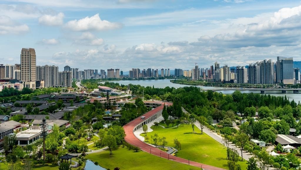 4月30日拍攝的天漢濕地公園景色。新華社發(fā)（李偉 攝）