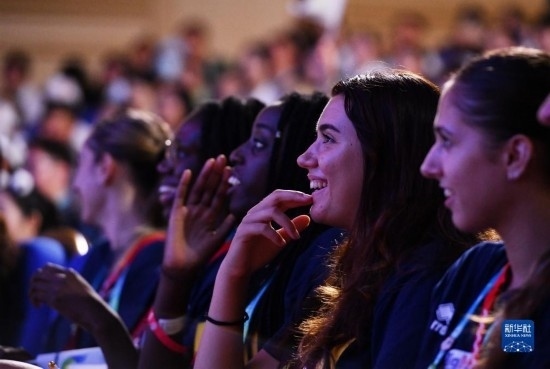 7月29日，外國(guó)運(yùn)動(dòng)員在聯(lián)歡會(huì)現(xiàn)場(chǎng)觀看節(jié)目。新華社記者 張端 攝