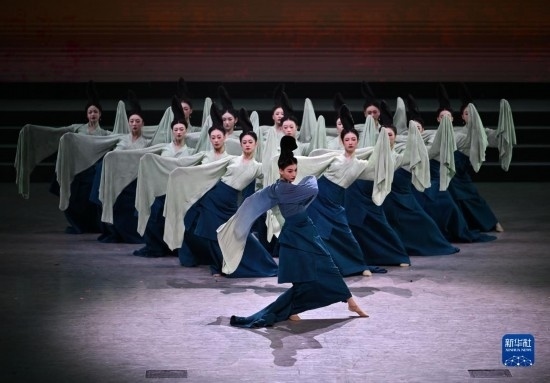 7月29日，演員在聯(lián)歡會(huì)現(xiàn)場(chǎng)表演《只此青綠》。新華社記者 蔡湘鑫 攝