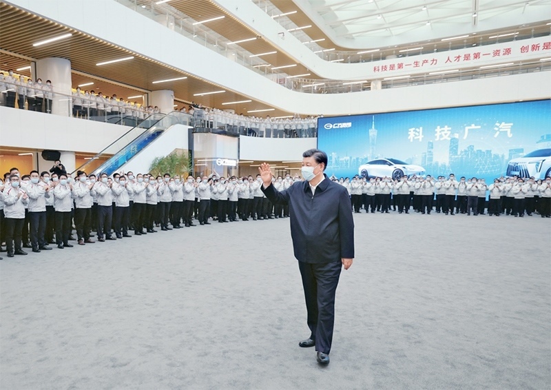 2023年4月10日至13日，中共中央總書(shū)記、國(guó)家主席、中央軍委主席習(xí)近平在廣東考察。這是12日下午，習(xí)近平在廣汽研究院向職工們揮手致意。 新華社記者 鞠鵬/攝