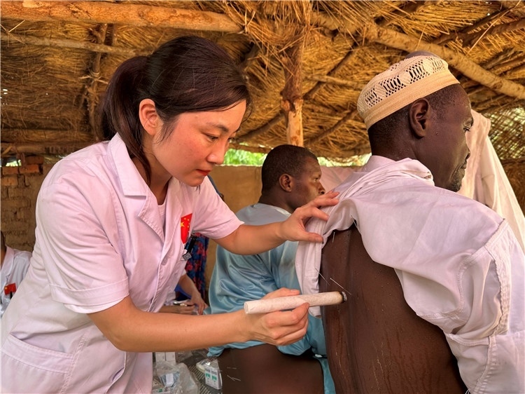 圖為吉安市中心人民醫(yī)院中醫(yī)科副主任醫(yī)師王李妮為患者進行針灸治療。中國駐乍得醫(yī)療隊提供