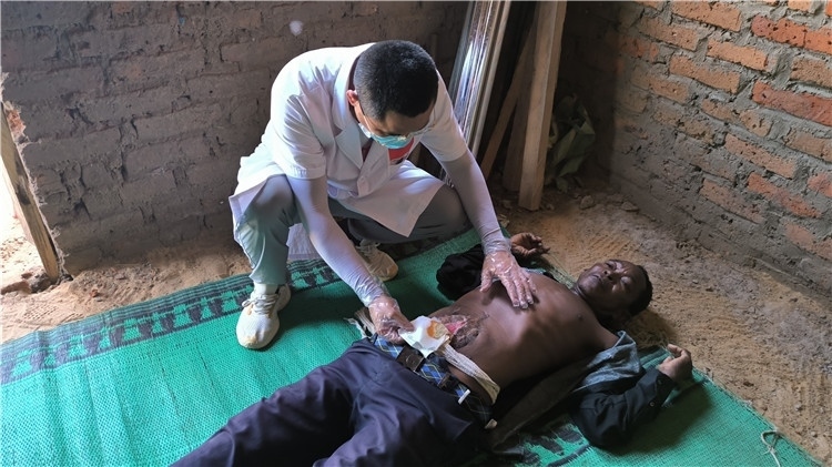 圖為南昌大學第二附屬醫(yī)院胃腸外科主治醫(yī)師周智勇檢查切口疝患者。中國駐乍得醫(yī)療隊供圖