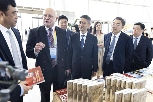 與會(huì)嘉賓參觀主題書展。人民畫報(bào)社供圖