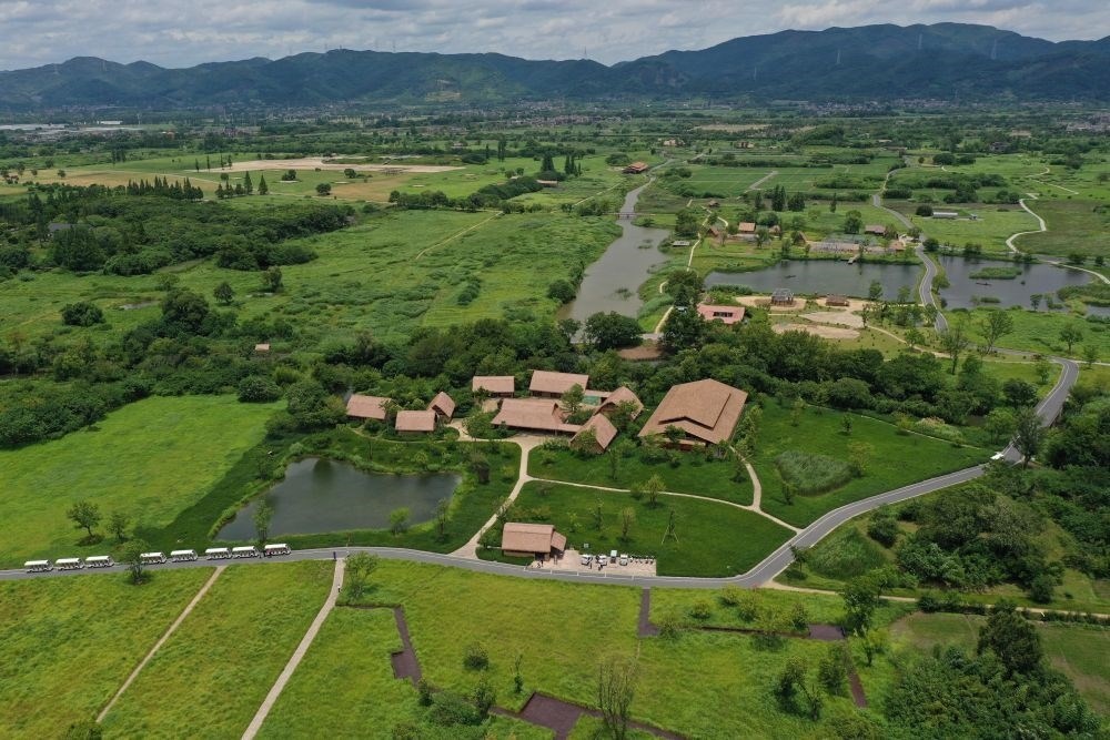 這是在浙江省杭州市余杭區(qū)拍攝的良渚古城遺址公園（2022年7月6日攝，無人機(jī)照片）。新華社記者 黃宗治 攝