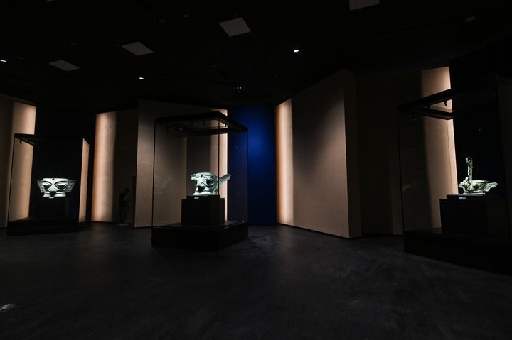7月26日在三星堆博物館新館拍攝的展品。新華社記者 王曦 攝