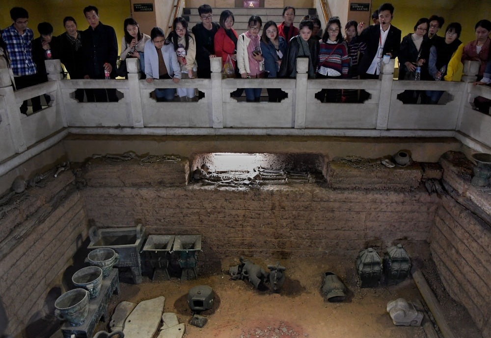 游客在河南安陽(yáng)殷墟宮殿宗廟遺址內(nèi)的婦好墓參觀（2018年10月12日攝）。新華社記者 李安 攝