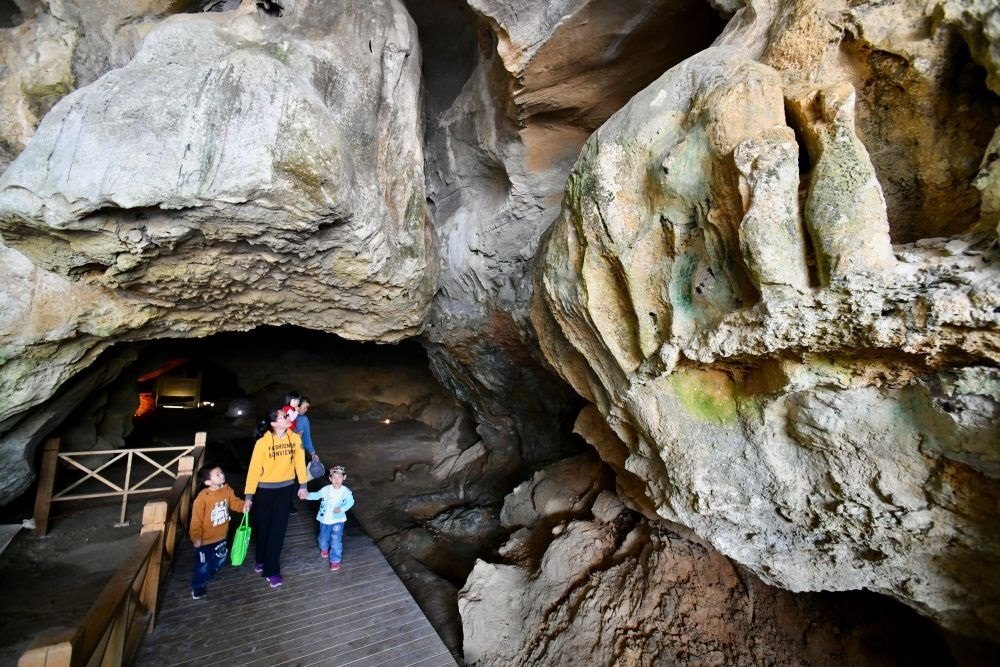 游人在位于福建省三明市三元區(qū)巖前鎮(zhèn)的萬壽巖遺址船帆洞游覽（2020年4月9日攝）。新華社記者 姜克紅 攝