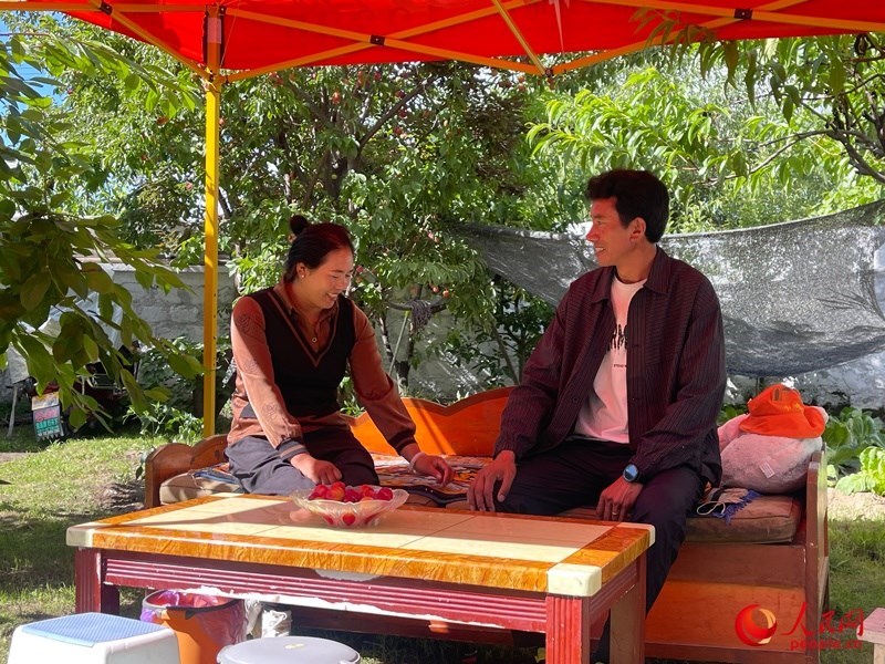 嘎拉村村民達(dá)瓦堅參和他的妻子。人民網(wǎng) 周靜圓攝