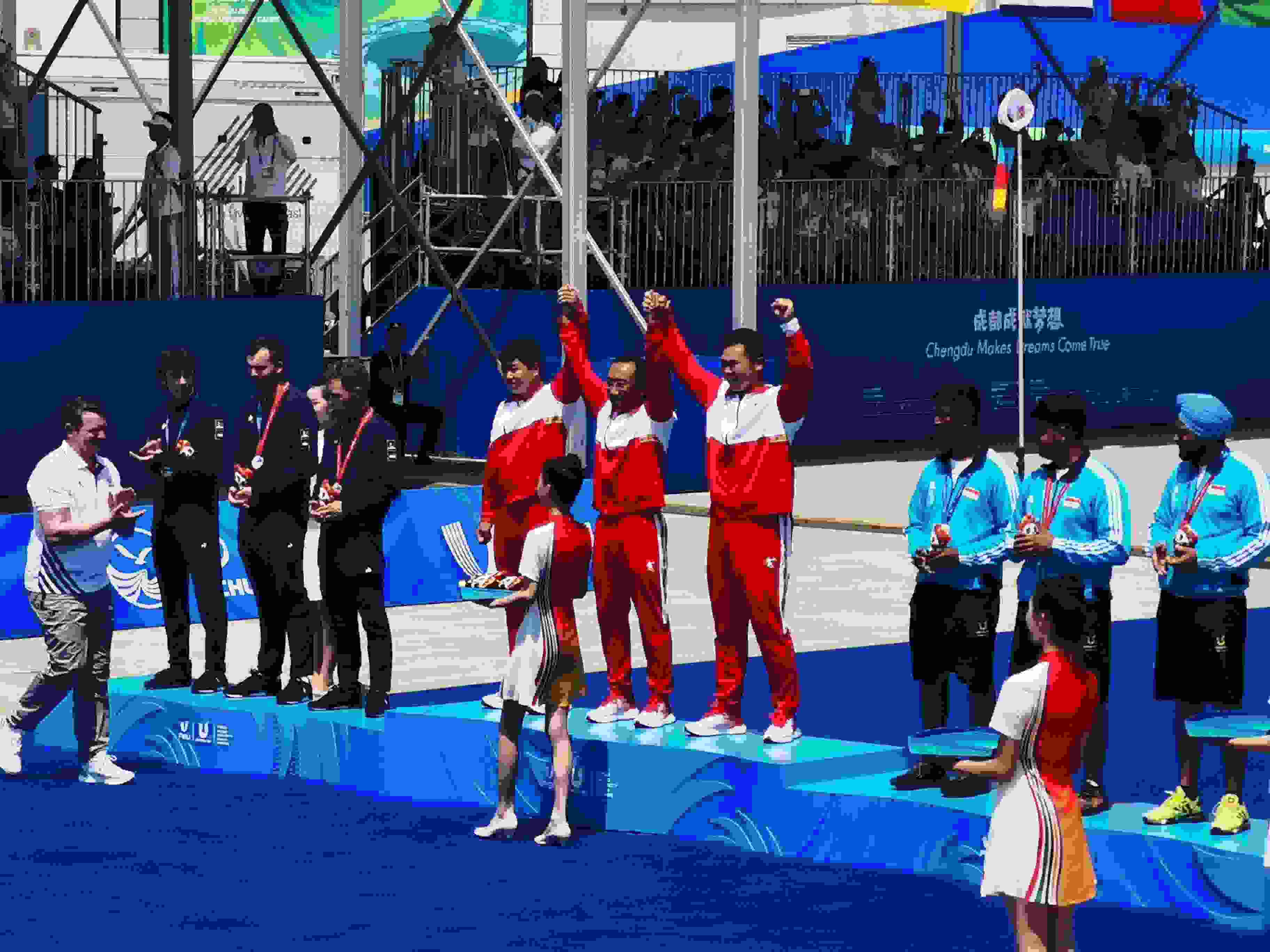 7月30日，在成都大運(yùn)會(huì)男子復(fù)合弓團(tuán)體頒獎(jiǎng)儀式中，中國(guó)隊(duì)?wèi)c祝奪得冠軍。 人民網(wǎng)記者 楊磊攝