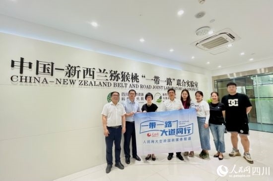 采訪團(tuán)走進(jìn)中國(guó)-新西蘭獼猴桃“一帶一路”聯(lián)合實(shí)驗(yàn)室。人民網(wǎng)記者 朱虹攝