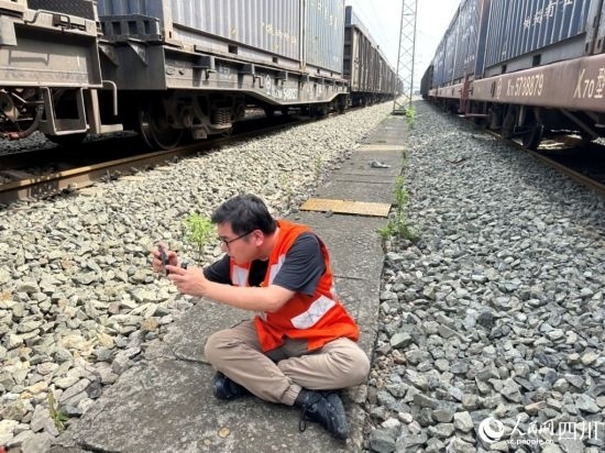 記者在成都北編組站編組場(chǎng)拍攝。人民網(wǎng)記者 王紹紹攝